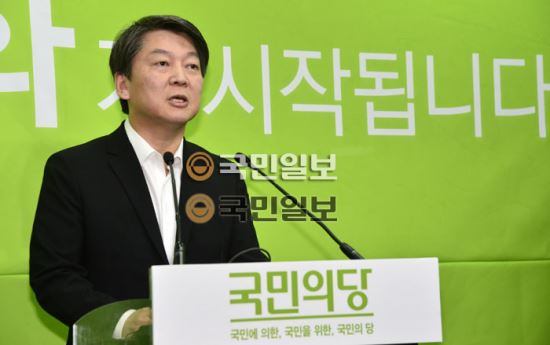 안철수 국민의당 상임공동대표가 6일 서울 마포구 당사 브리핑실에서 야권연대 통합 반대와 관련된 기자회견을 하고 있다. 국민일보 이병주 기자