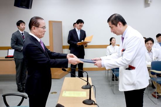 이혁상 이사장(왼쪽)이 염호기 신임 원장에게 발령장을 수여하고 있다.(사진제공=인제대학교백병원)