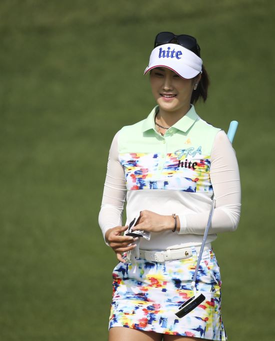 퍼터를 바꾼 뒤 일본여자프로골프(JLPGA) 투어 시즌 첫 승을 올린 김하늘. 국민일보DB