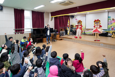 로티와 로리가 만우절을 기념해 제주도의 한 초등학교를 방문했다.