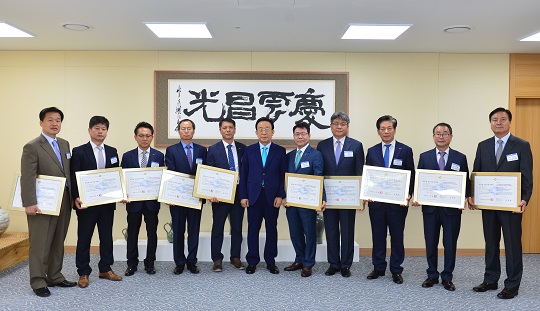 "경상북도는 20일 ‘물산업 선도기업’ 10개 업체를 선정하고 지정서를 수여했다. <사진=경상북도>"