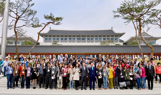 "한국기자협회가 주최한 ‘세계평화기자포럼’에 참가한 49개국 70여명의 기자단이 20일 1박 2일 일정으로 경북도청 신청사를 찾았다. <사진=경상북도>"