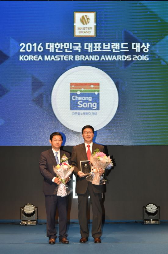 한동수 경북 청송군수가 26일 서울 신라호텔에서 열린 2016년 대한민국 대표 브랜드 대상 시상식에서 4년 연속 사과부문 대상을 수상한 뒤 기념촬영을 하고 있다. <제공=청송군>