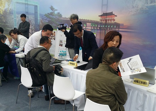 "경북도내 3개병원은 지난 24일 중국 상해에서 의료상담 및 병원별 특화상품에 대한 홍보활동을 펼쳐 실질적인 성과를 거뒀다. <사진=경상북도>"