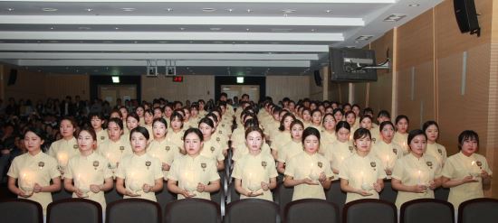 "29일 대구대학교 간호학과 재학생 78명이 경산캠퍼스 성산홀에서 열린 제5회 나이팅게일 선서식에서 촛불 서약을 하고 있다. <제공=대구대학교>"