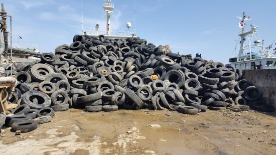 울릉도 곳곳에 널려져 있던 폐타이어가 산더미처럼 모아졌다. 폐타이어는 육지로 보내 재활용된다. <제공=울릉군)