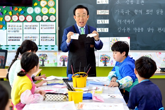 "스승의 날을 앞두고 일일교사로 나선 김관용 도지사. <사진=경상북도>"