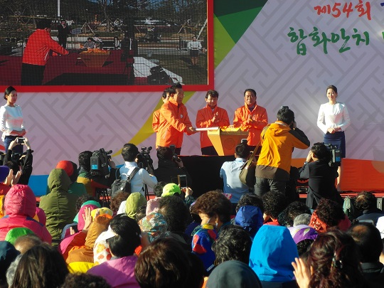 "4일 경북도청에서 열린 성화 합화안치 및 도민화합 행사에서 김관용 도지사가 성화를 합화하고 있다."