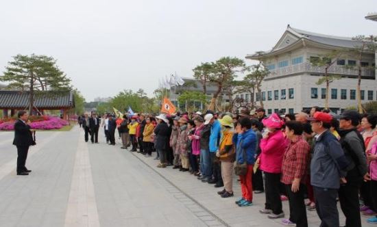 ‘2016 시도민과 함께하는 신도청기행’ 참석자들이 경상북도 신청사에서 풍수·인문학자의 현장 동행 강연을 듣고 있다. <제공=경상북도>