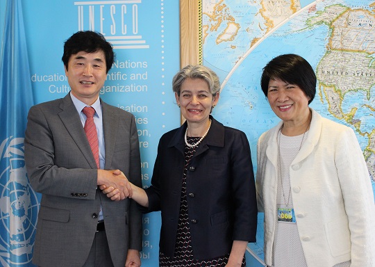 "정병윤 경제부지사가 이리나 보코바 UNESCO 사무총장과 악수를 하고 있다. <사진=경상북도>"