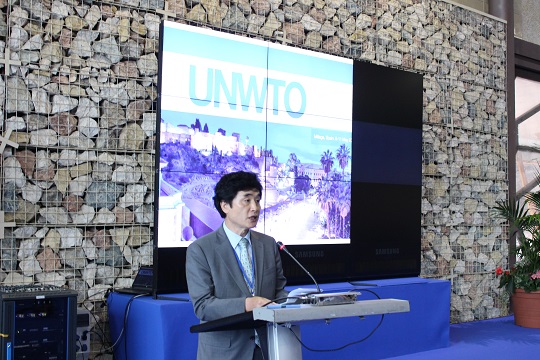 "정병윤 경제부지사가 UNWTO 집행이사회 오찬에서 실크로드 협력사업의 필요성과 당위성에 대해 설명하고 있다. <사진=경상북도>"