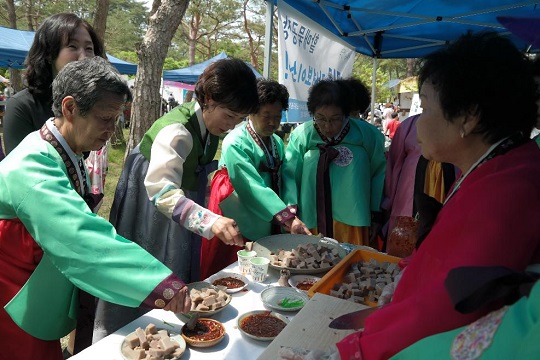 "구성마을 주민들은 선비문화축제에서 묵 시식회를 열어 관광객들의 호응을 얻었다. <사진=영주시>"