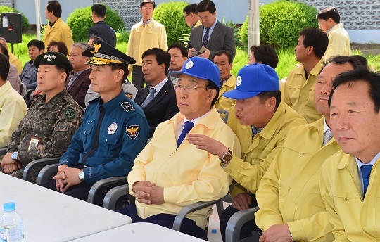 "김관용 도지사가 16일 물야저수지 일원에서 열린 재난대응 현장훈련을 지켜보고 있다. <사진=경상북도>"