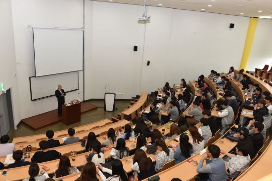 "대구한의대 변정환 명예총장이 16일 대구한의대 한의학관 세미나실에서 ‘건강하고 행복한 대학생활’이란 주제로 특강을 하고 있다. <제공=대구한의대>