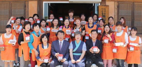 23일 경주시 한국전통음식체험교육원에서 연근 요리 실습을 마친 결혼이민여성들이 기념 촬영을 하고 있다. 대구농협본부 제공