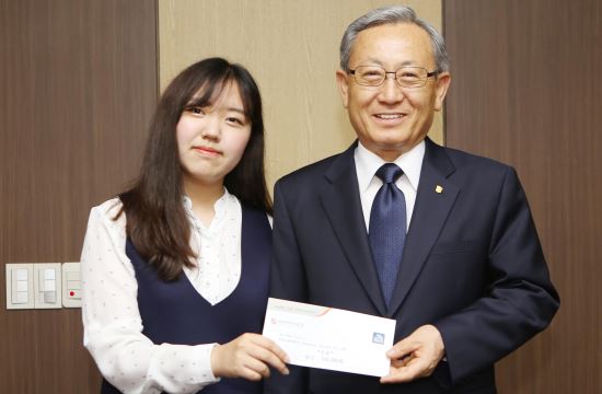 왼쪽부터 정지은 씨, 박명호 총장. 계명문화대학 제공