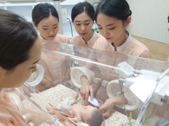 간호학과 학생들이 최첨단 실습실에서 실습을 하고 있다. 계명문화대학 제공