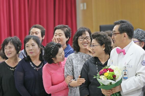 조영업 유방갑상선외과센터 교수(오른쪽)와 암 환우회 