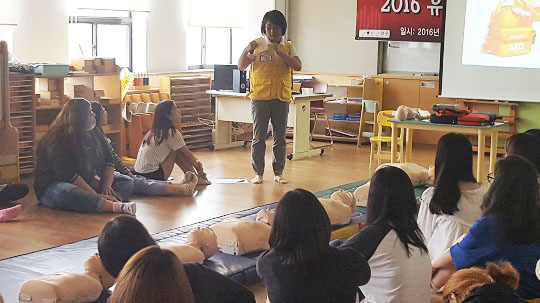 "강사의 설명에 귀를 기울이고 있는 호산대 유아교육과 학생들. <사진=호산대> "