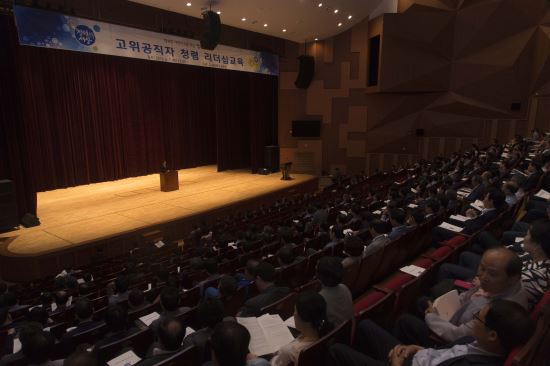 "이영우 경북교육감이 7일 경북학생문화회관에서 열린 청렴 리더십 교육에서 인사말을 하고 있다. <제공=경상북도교육청>"