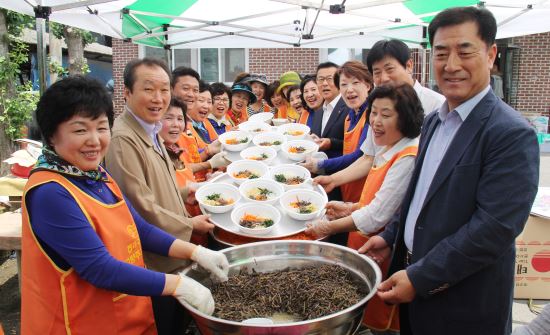 "대구농협 직원들과 고향주부모임 회원들이 중식지원사업에 쓰일 비빔밥을 준비한 후 기념촬영을 하고 있다. 왼쪽 두번째부터 제갈이술 고산농협 조합장, 송귀연 고향주부모임 대구시회장, 이원수 우리농업지키기운동 대구본부장.   대구농협 제공"