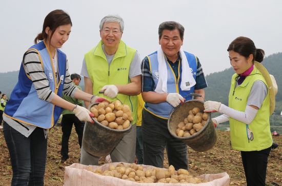 왼쪽부터 김한 광주은행장(두번째) 박인규 GB대구은행장(세번째). DGB대구은행 제공