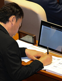곽상언, 본회의장서 붓펜 들고 ‘캘리그라피 삼매경’