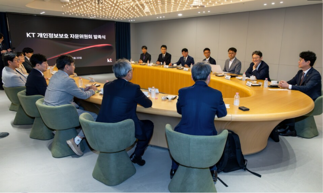 KT 개인정보보호 자문위원회 발족식에서 박윤영 KT 대표, 정보보안실장(CISO) 이상운 전무, 개인정보보호그룹장(CPO) 김창오 상무 등 관계자들이 참석해 자문위원들과 개인정보보호 체계 고도화 방향을 논의하고 있다. KT 제공