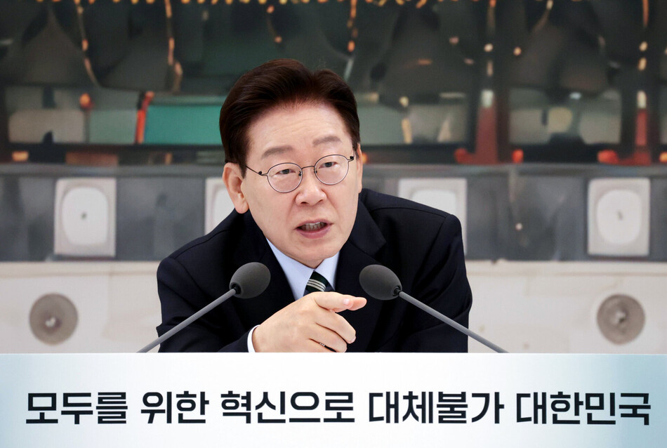 이재명 대통령이 16일 청와대 영빈관에서 열린 부처 업무보고에서 참석 기관장에게 질문하고 있다. 청와대통신사진기자단